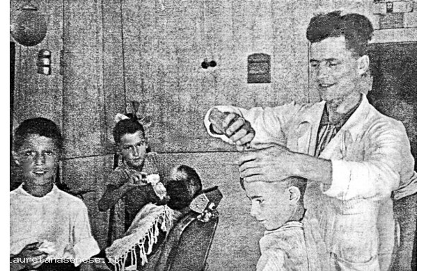 1952 - Tonino barbiere con i suoi giovani collaboratori