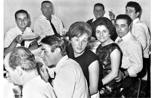 1963, giovedì 5 Settembre - Parenti e amici al pranzo di nozze