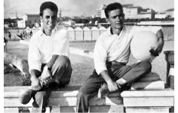 1958? - Giovani musicanti in trasferta al mare