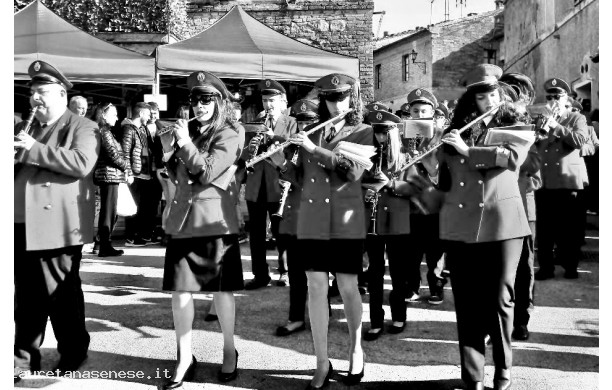 2015 - La Banda sfila in uscita dal centro storico di Chiusure