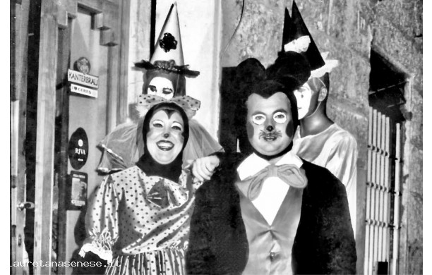 1985? - Carnevale dentro il locale LA FENICE