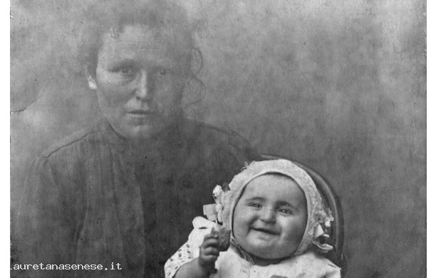 1936? - La piccola Dina in braccio alla mamma