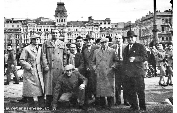 1956 - Ascianesi in piazza Unità d'Italia a Trieste